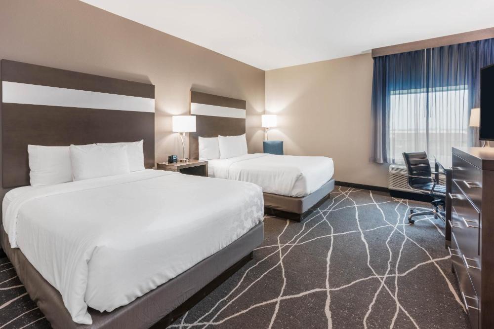 Queen Room with Two Queen Beds - Non-Smoking interior